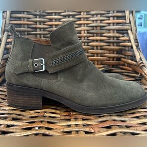 Gentle Souls Kenneth Cole Penny
Ankle Booties Womens Size 9 
Olive Leather Zip